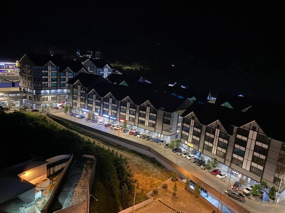 Emerald Avenue Apartment Madam Ng.