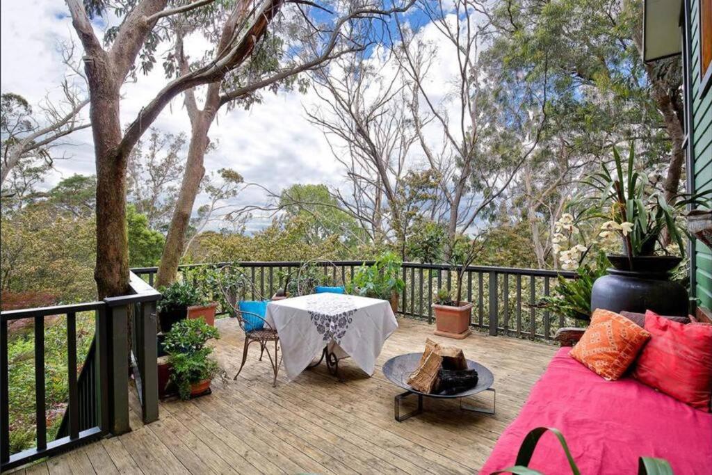 The Black Cockatoo - Secret Garden Treetops Home