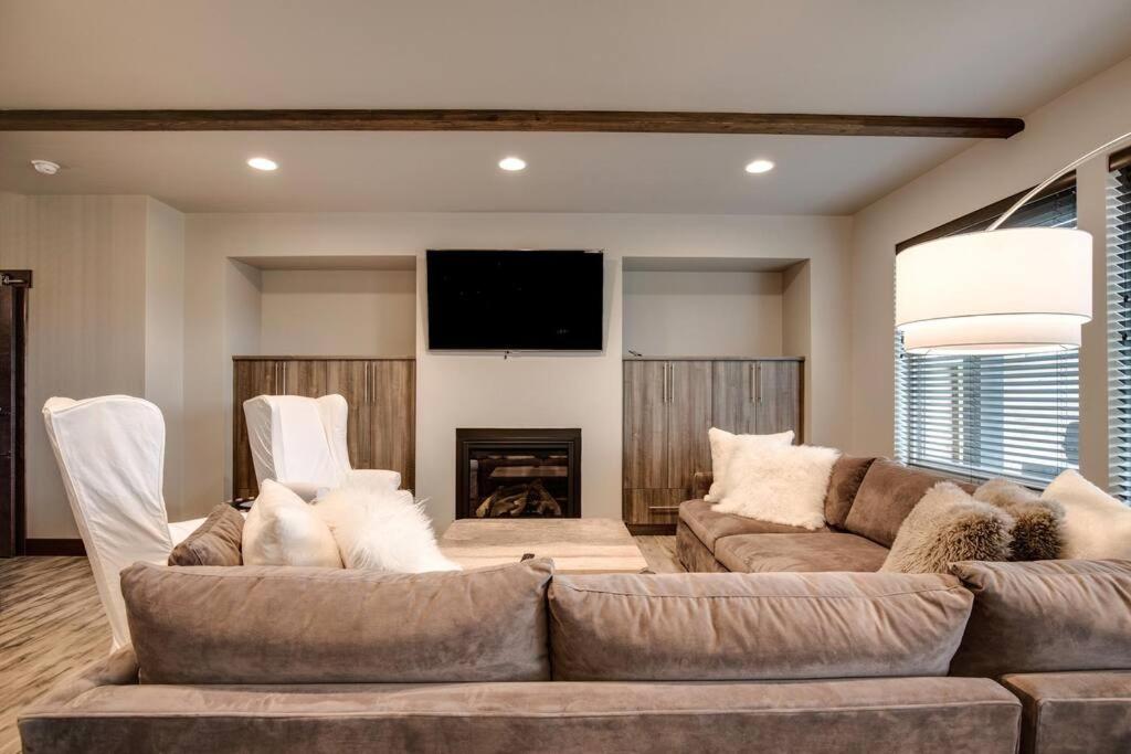 Luxury Townhome on the Park with Bridger Mtn Views view 3