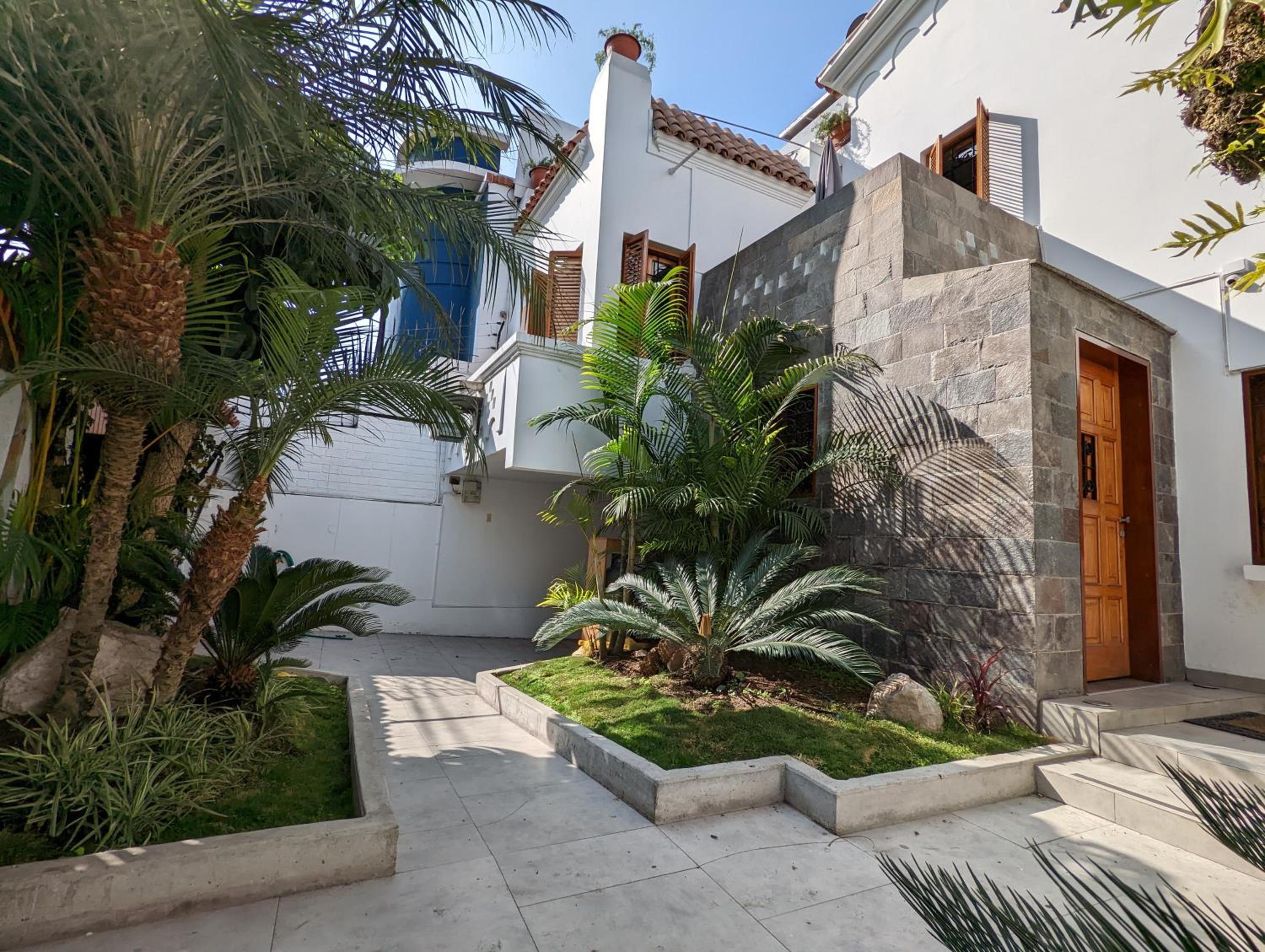 Luxurious Garden-Beach Home view 4