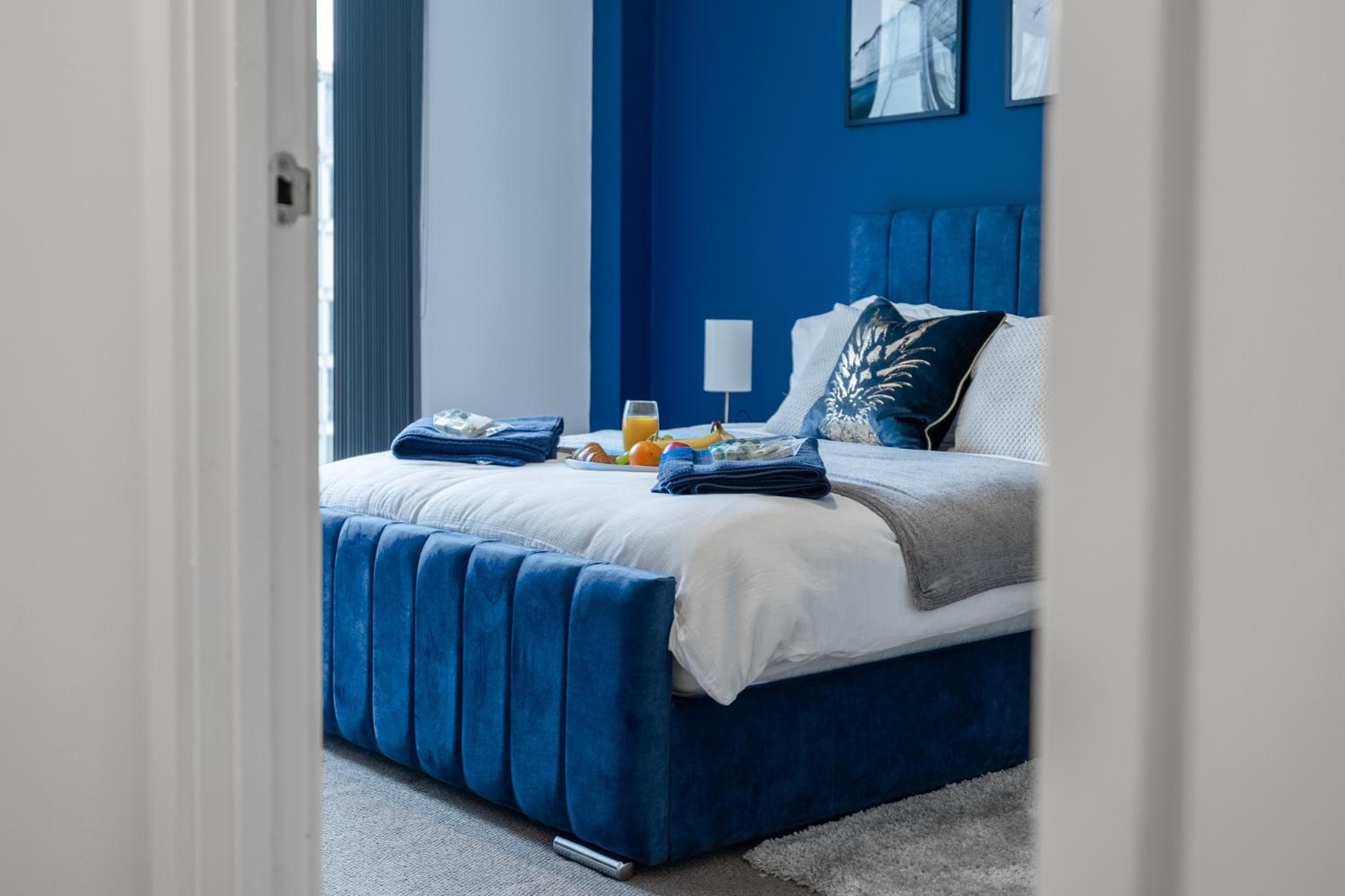 Modern 2 bed in central MK, Free Parking, Smart TV Dakota By Valore Property Services view 3