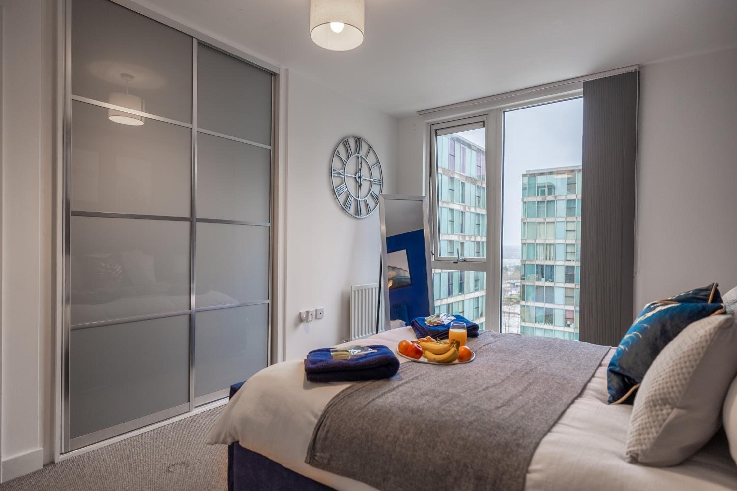 Modern 2 bed in central MK, Free Parking, Smart TV Dakota By Valore Property Services view 5
