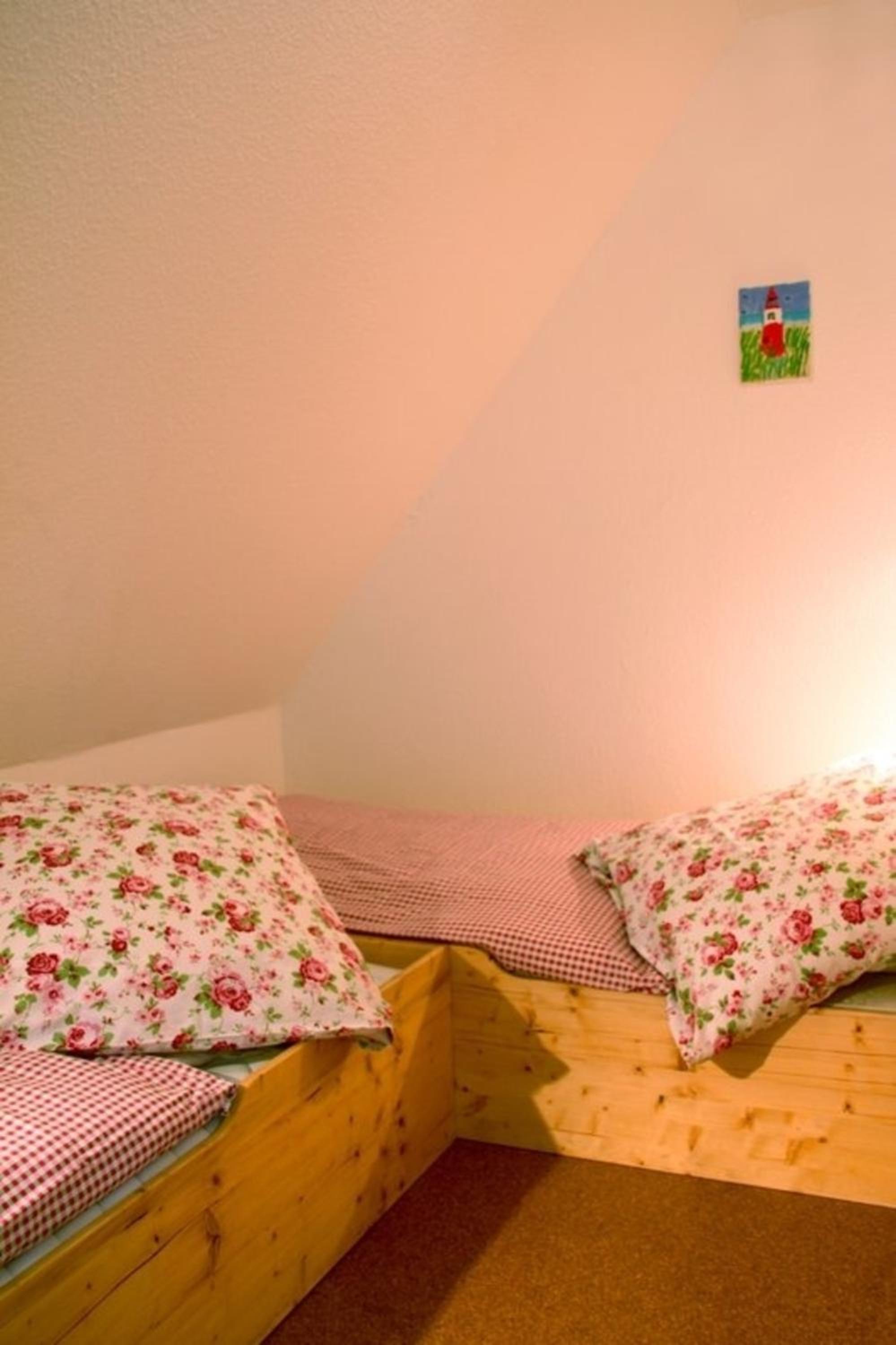 Nach Art eines Reihenhauses, direkt am Wald rotes Haus Reihenhaus