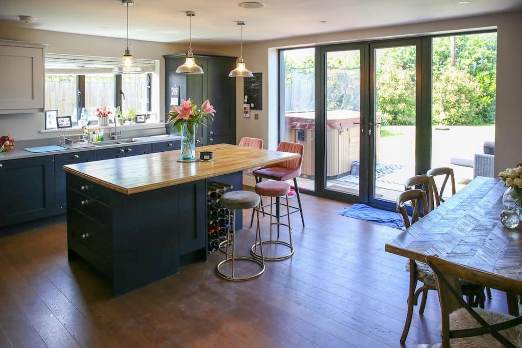 Hurstpierpoint 3 bedroom House with Hot-Tub & Garden in West Sussex view 3