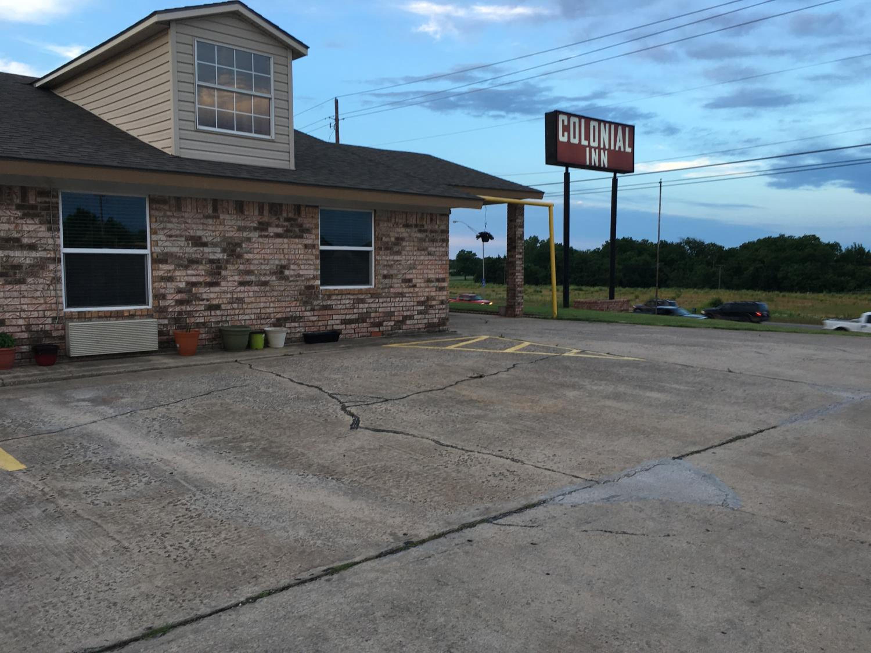 Oklahoma City Vacations - Colonial Inn - Property Image 1