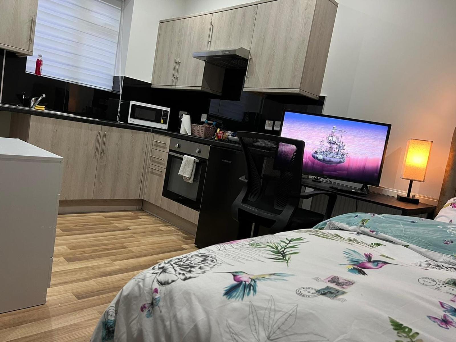 La Vie - Entire Apartment - Next to Central District Elizabeth line Tube Station - Near Central London & Wembley view 3
