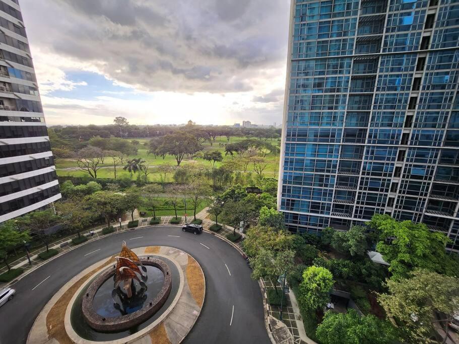 Enjoy BGC Sunset and Golf Course View 2 BR Loft with 100mbps Internet Connection view 3