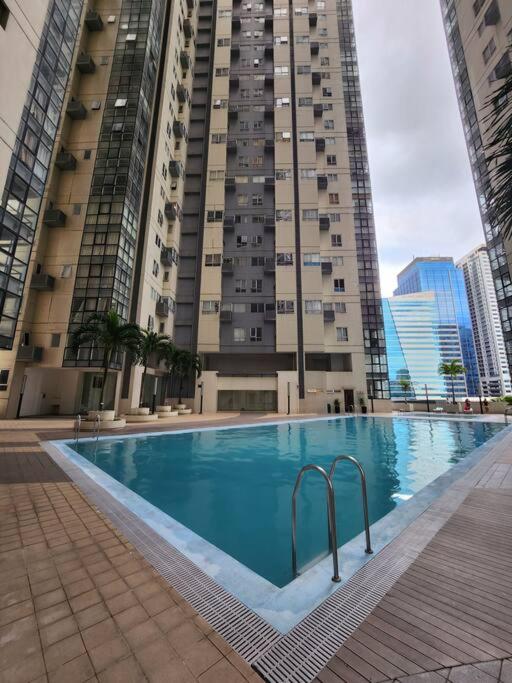 Enjoy BGC Sunset and Golf Course View 2 BR Loft with 100mbps Internet Connection view 4