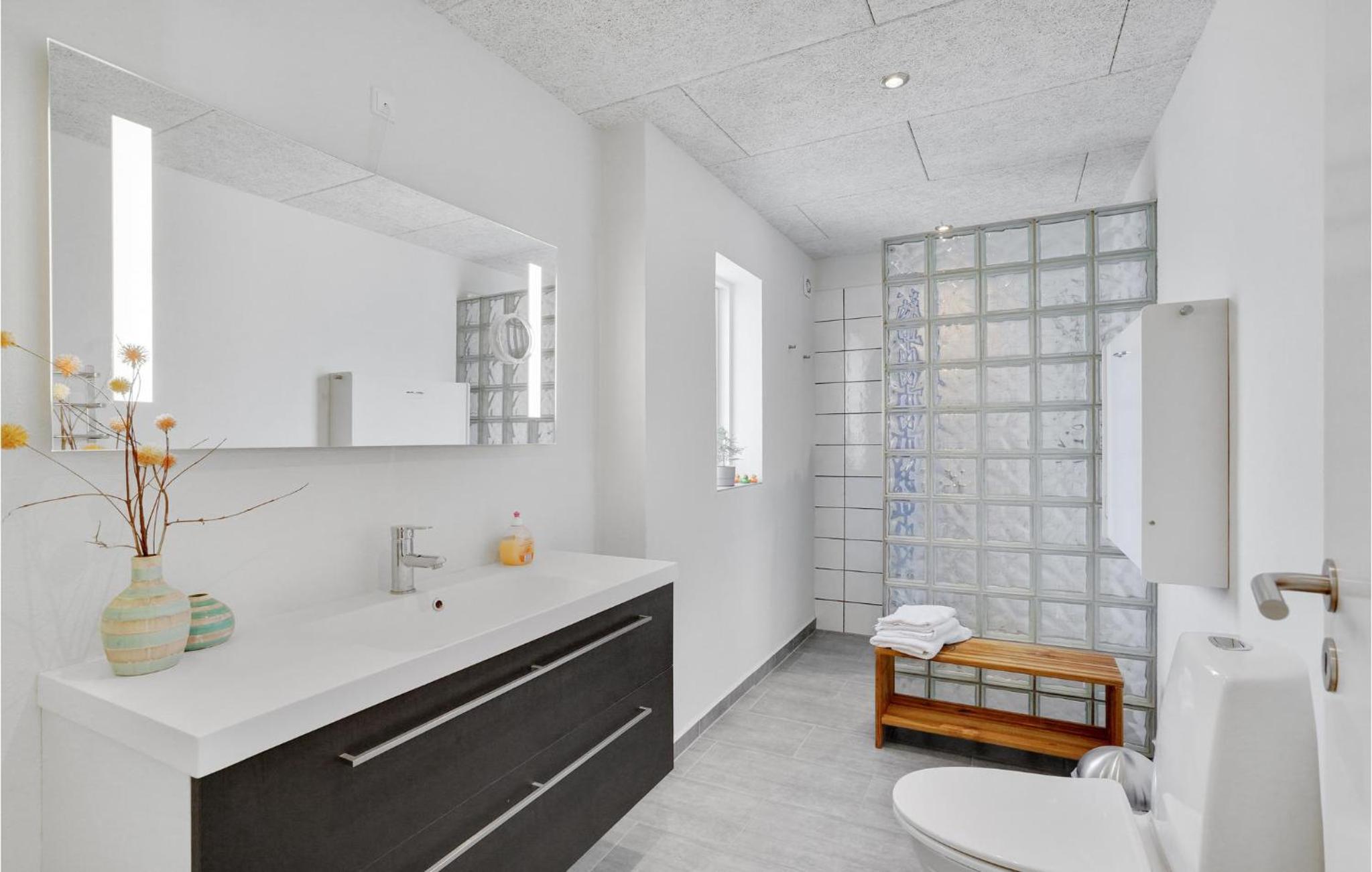 Stunning Home In Thyborøn With Wifi