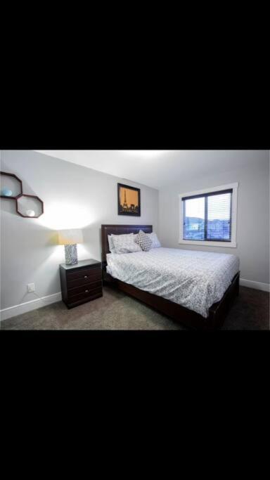 Cozy and beautiful 3 bedroom house close to lake