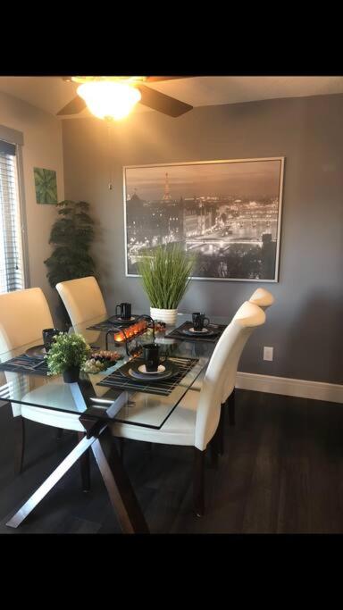 Cozy and beautiful 3 bedroom house close to lake