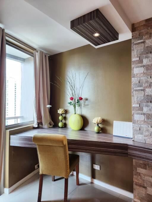 Executive Suite w/ Balcony near Greenbelt 100mbps view 4