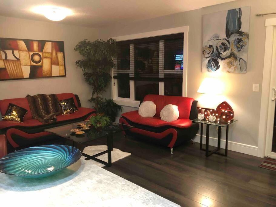 Cheerful and beautiful 3 bedroom home close lake