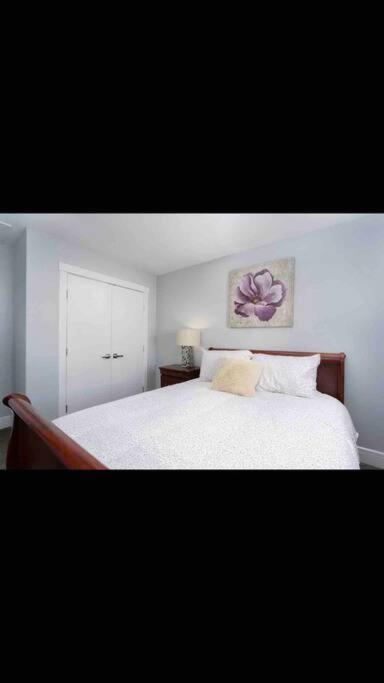 Cheerful and beautiful 3 bedroom home close lake