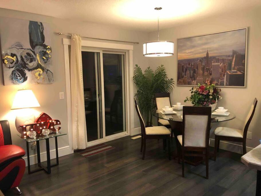 Cheerful and beautiful 3 bedroom home close lake