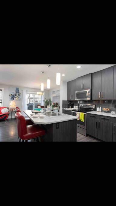 Cheerful and beautiful 3 bedroom home close lake
