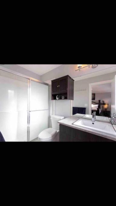 Cheerful and beautiful 3 bedroom home close lake