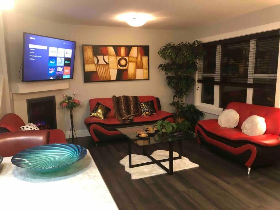 Cheerful and beautiful 3 bedroom home close lake