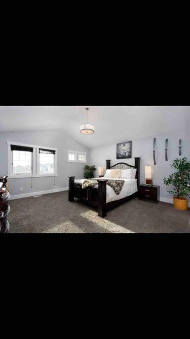 Cheerful and beautiful 3 bedroom home close lake