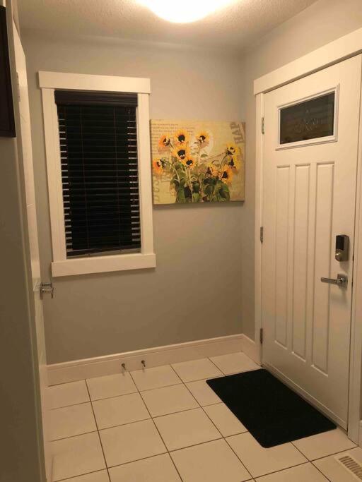 Cheerful and beautiful 3 bedroom home close lake