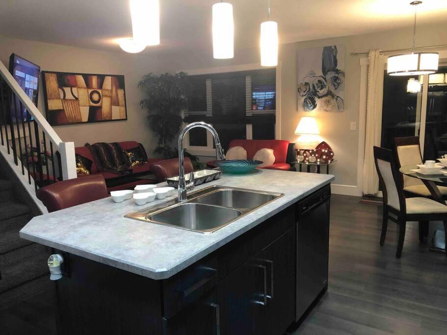Cheerful and beautiful 3 bedroom home close lake