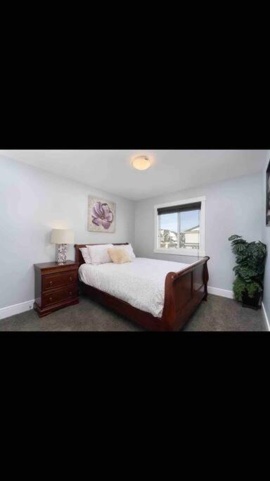 Cheerful and beautiful 3 bedroom home close lake