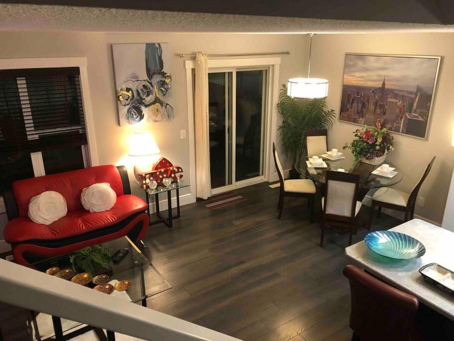 Cheerful and beautiful 3 bedroom home close lake