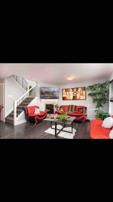 Cheerful and beautiful 3 bedroom home close lake