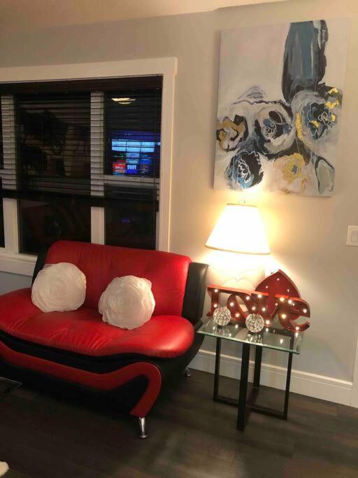 Cheerful and beautiful 3 bedroom home close lake