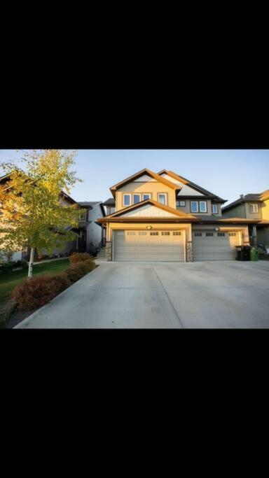 Cheerful and beautiful 3 bedroom home close lake