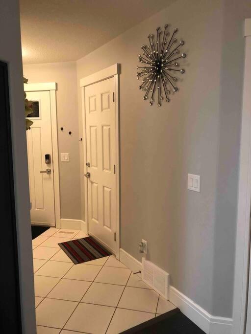 Cheerful and beautiful 3 bedroom home close lake