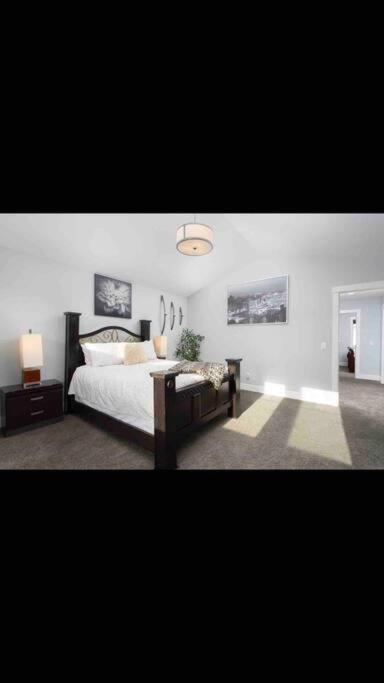Cheerful and beautiful 3 bedroom home close lake