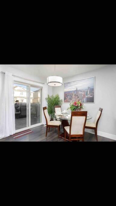Cheerful and beautiful 3 bedroom home close lake