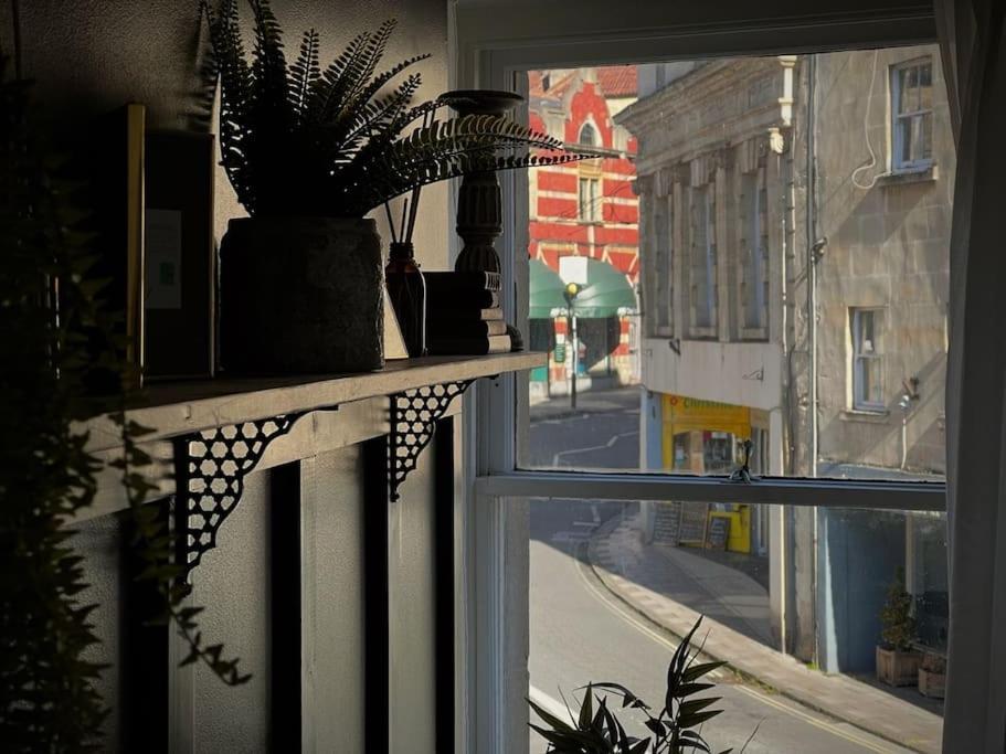Period apartment, great views, in heart of town. view 4