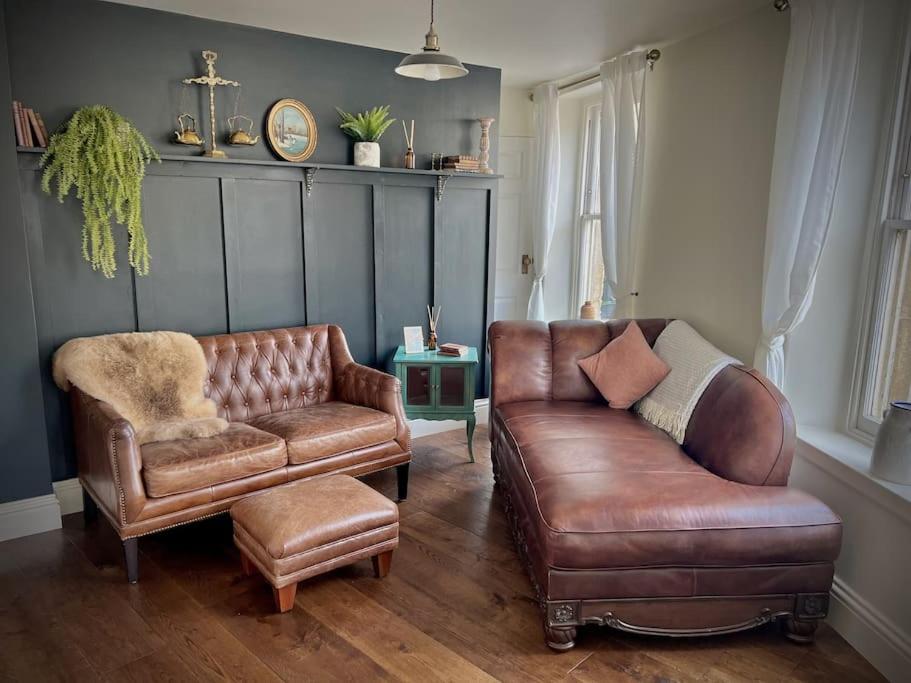 Period apartment, great views, in heart of town. view 2