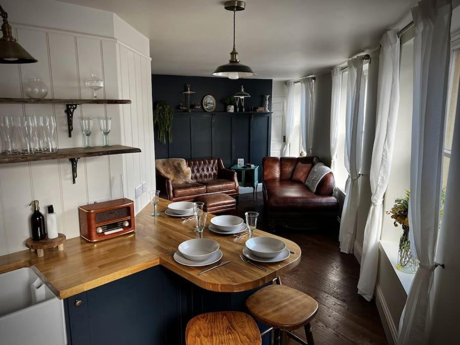Period apartment, great views, in heart of town. view 5