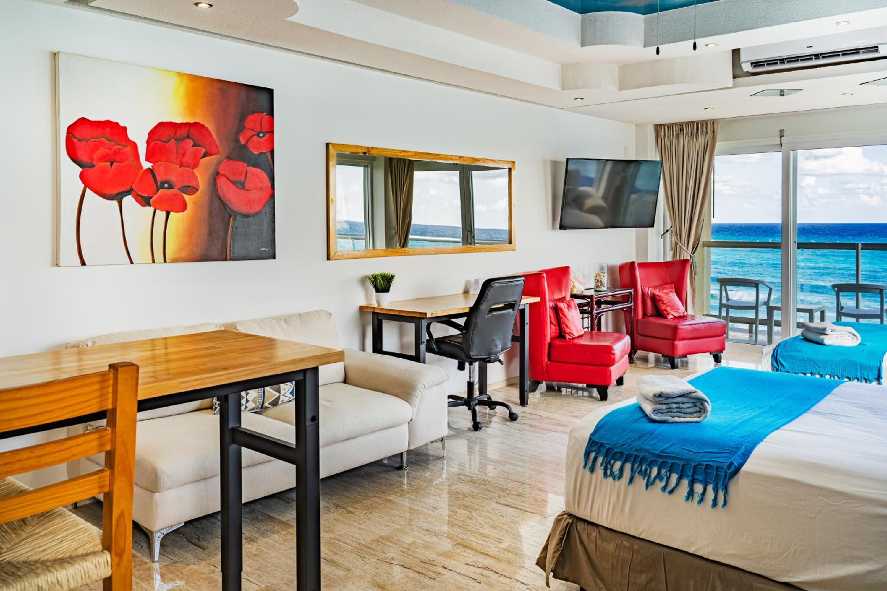 Paradise Beachfront & Nightlife Heart