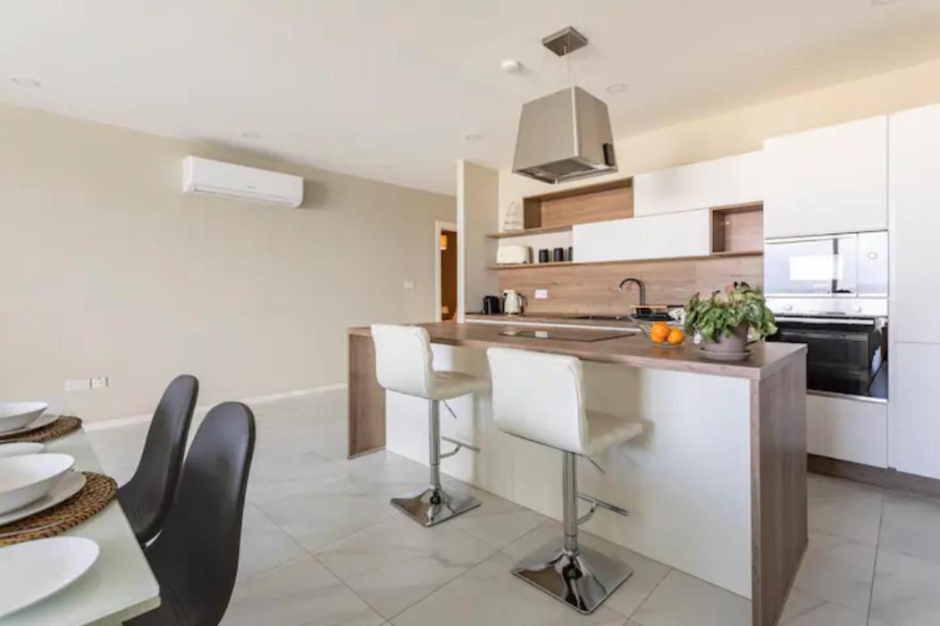 Modern - Central - Close to Beach - 5 Star rating APT photo 3