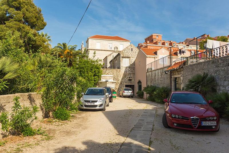 Heritage Dvori with garden, free parking next to sea beautiful location