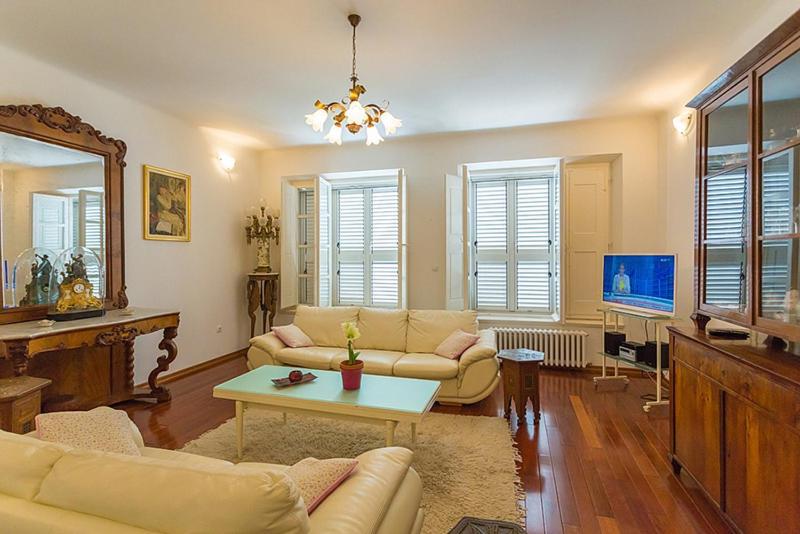 Heritage Dvori with garden, free parking next to sea beautiful location