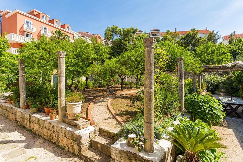 Heritage Dvori with garden, free parking next to sea beautiful location