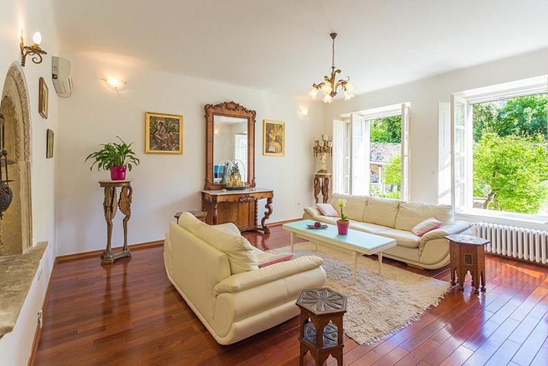Heritage Dvori with garden, free parking next to sea beautiful location