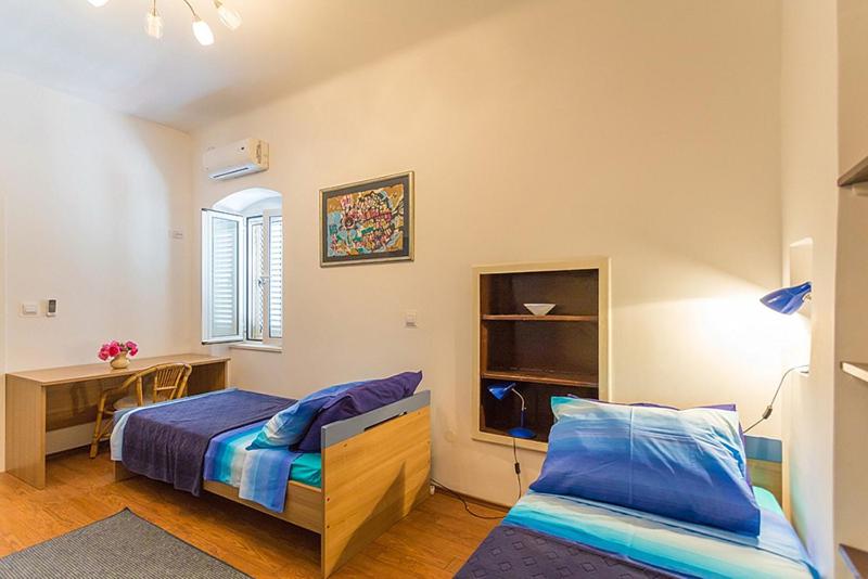 Heritage Dvori with garden, free parking next to sea beautiful location
