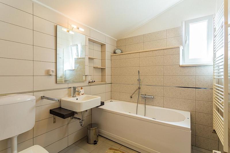 Heritage Dvori with garden, free parking next to sea beautiful location