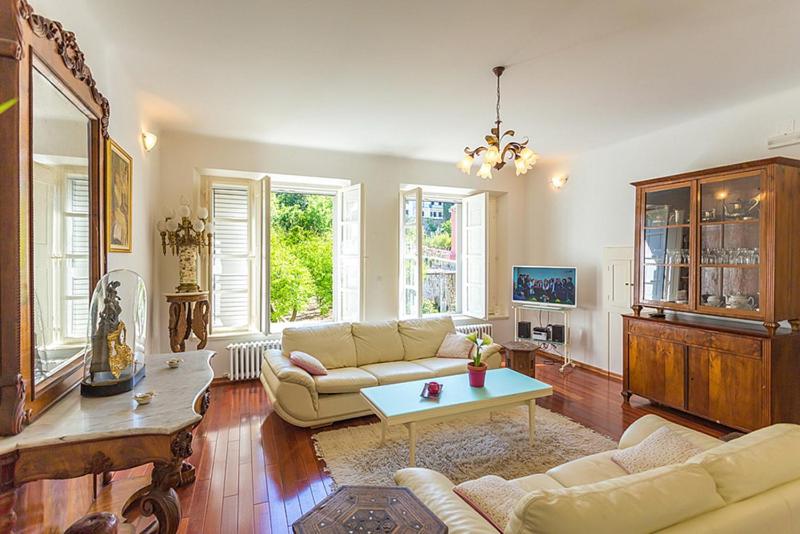 Heritage Dvori with garden, free parking next to sea beautiful location