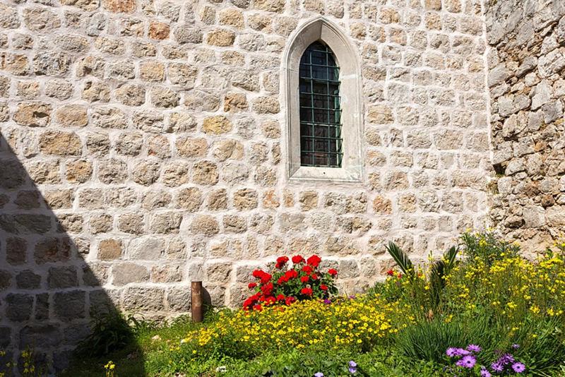 Heritage Dvori with garden, free parking next to sea beautiful location
