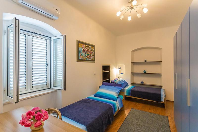 Heritage Dvori with garden, free parking next to sea beautiful location