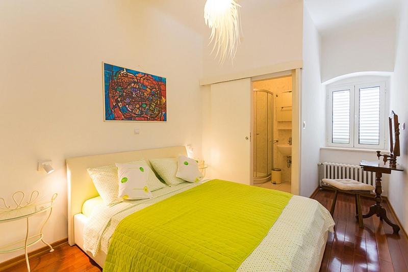 Heritage Dvori with garden, free parking next to sea beautiful location