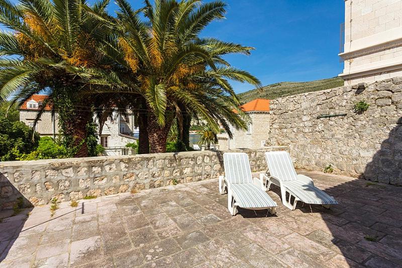 Heritage Dvori with garden, free parking next to sea beautiful location