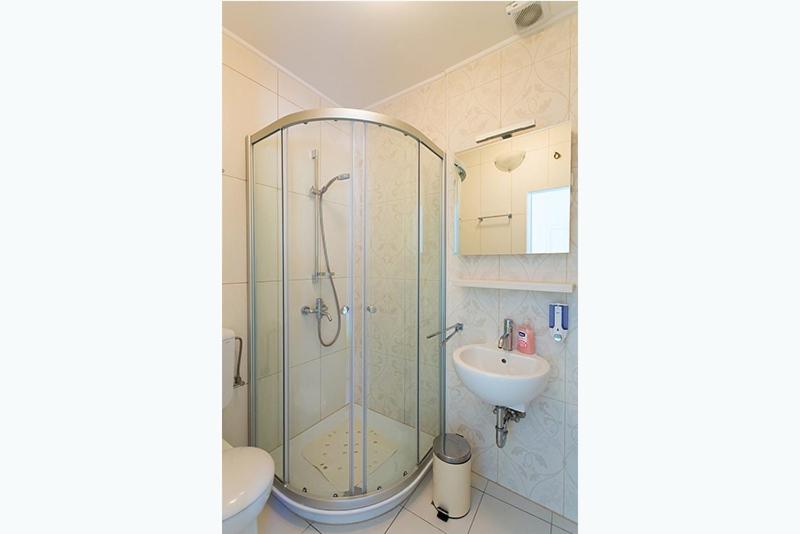 Heritage Dvori with garden, free parking next to sea beautiful location
